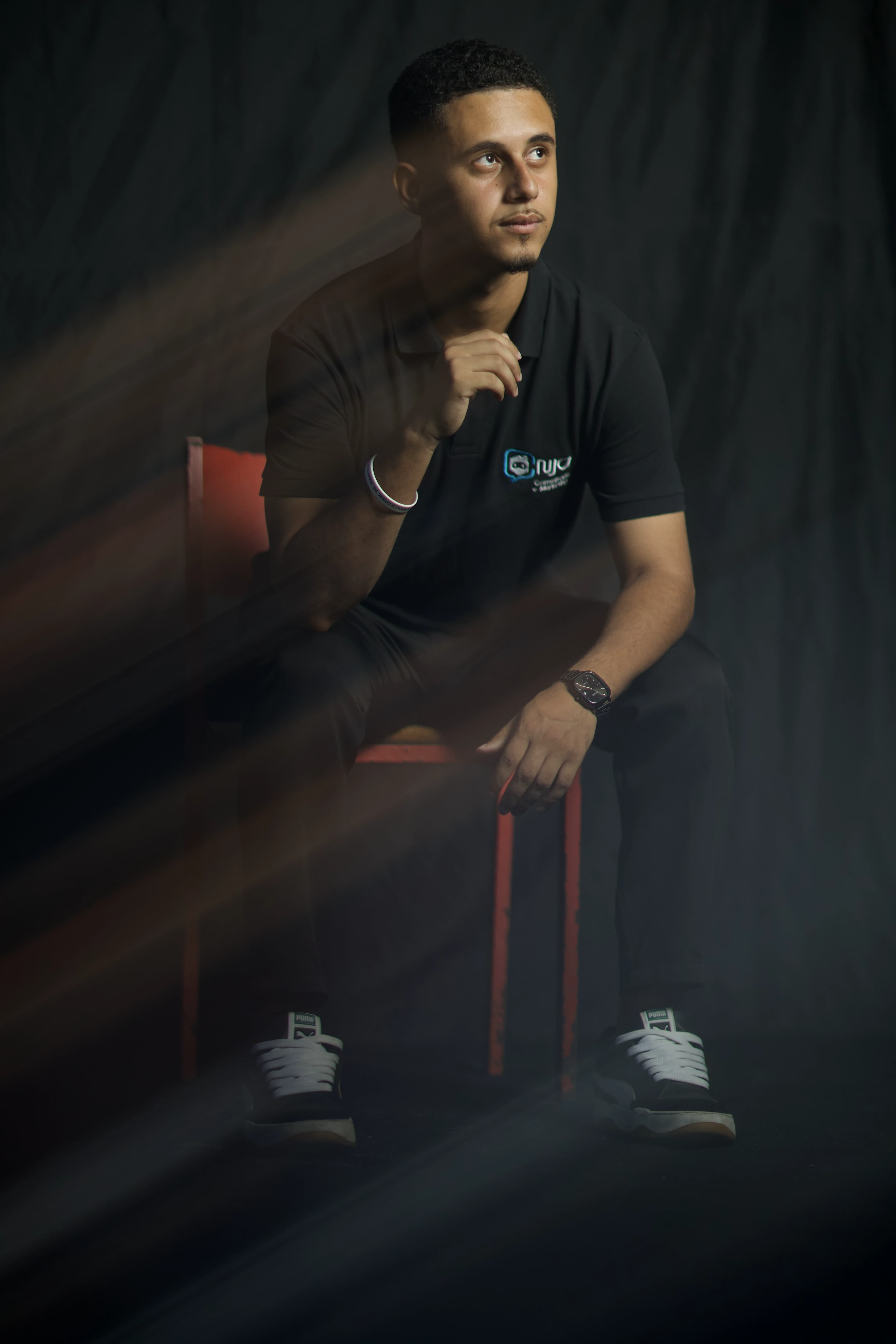 Igor Martins em retrato lateral